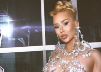 Iggy Azalea expulsa do palco durante concerto na Arábia Saudita após incidente com a roupa que usava