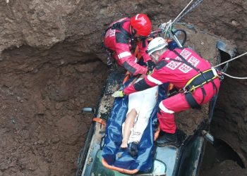 Jovem de 14 anos cai em cratera provocada por cheias na Praia da Areia Branca
