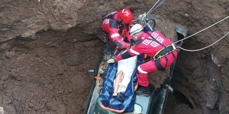 Jovem de 14 anos cai em cratera provocada por cheias na Praia da Areia Branca