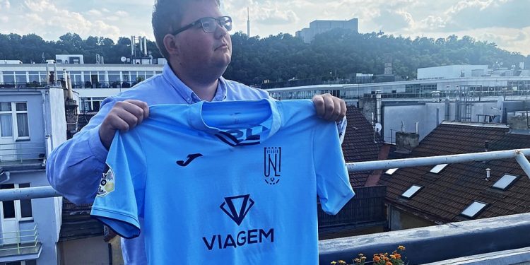 Homem paga 20 mil euros para o filho se tornar jogador de futebol