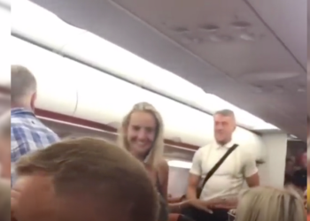 Veja o vídeo: Jovens apanhados a ter relações sexuais no wc do avião aplaudidos por passageiros