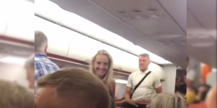 Veja o vídeo: Jovens apanhados a ter relações sexuais no wc do avião aplaudidos por passageiros