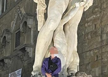Turista danifica estátua com 500 anos em Florença