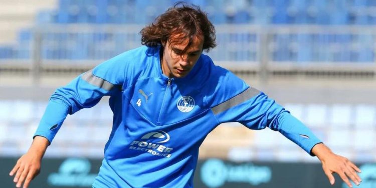 Jogador do Sturm Graz engole abelha durante treino e falha jogo contra o Sporting