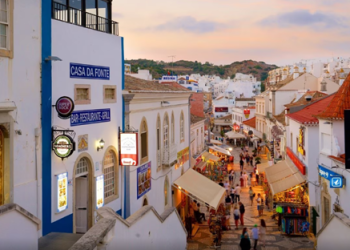 Homem vai de férias para Albufeira sem autorização e encontra o patrão