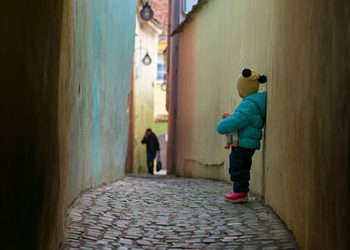 Criança ferida encontrada em estação de comboios diz ser vítima de maus-tratos