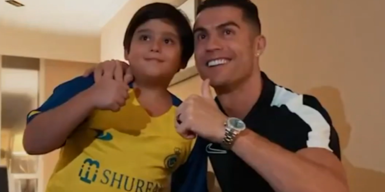 Vídeo: Jovem iraniano conhece Ronaldo e emociona-se