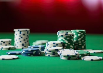 Homem finge cancro terminal para angariar dinheiro e participar em torneio de póquer