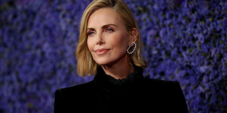 “Estou a envelhecer, é normal”: Atriz Charlize Theron recusa papéis que exijam perder peso