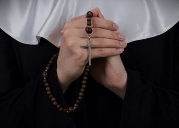 Freiras detidas por maus tratos. Castigavam crianças deixando-as na varanda ao frio e à chuva