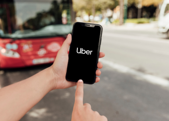 Uber: Através da aplicação pode alugar um carro