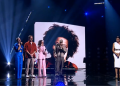 Jurados do “The Voice Portugal” abrem programa com homenagem a Sara Tavares. Catarina Furtado emociona-se