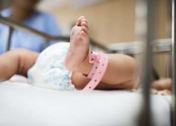 Nasceu o primeiro bebé da Europa gestado por duas mães