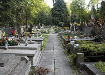 Pais levados a tribunal por sepultarem filha transgénero com nome de nascença e fotografia de criança