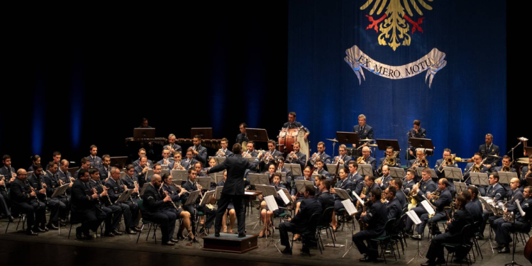 Pavilhão Multiusos recebe concerto da banda da Força Aérea com vozes femininas torrienses