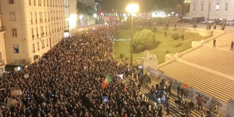 Vídeo: 15 mil polícias cantam hino nacional em frente à AR em momento emocionante