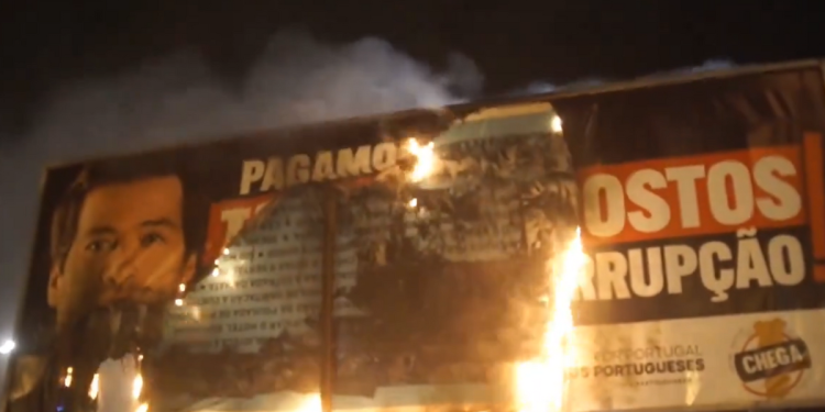 Vídeo: Cartaz do Chega em Lisboa queimado por grupo antifascista