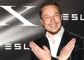 Empresa de Elon Musk coloca implante cerebral em humano