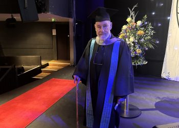 “Desafiarmo-nos sempre”: Idoso tira mestrado aos 95 anos