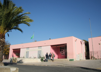 Jovem de 18 anos esfaqueado à porta da Escola Secundária Madeira Torres