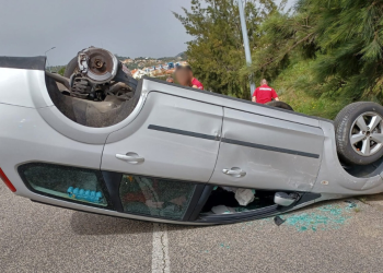 Capotamento de carro deixa mulher e filha feridas. Família acredita ter sido acidente provocado
