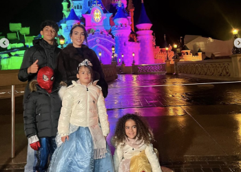 “Num mundo mágico”: Georgina Rodríguez leva os filhos à Disneyland Paris