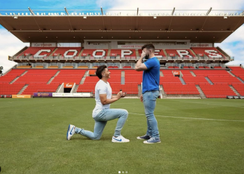 Primeiro jogador de futebol a assumir-se gay faz pedido de casamento com ajuda do clube