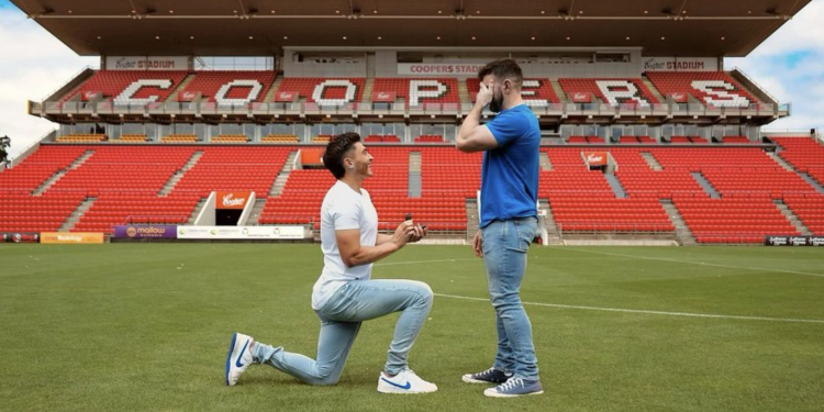 Primeiro jogador de futebol a assumir-se gay faz pedido de casamento com ajuda do clube