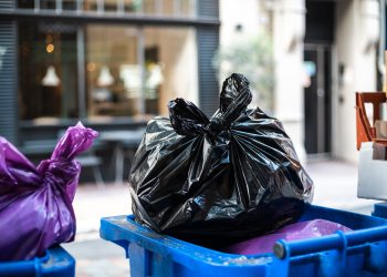 Restaurantes e comércio vão passar a pagar taxa por lixo que produzem a partir de 2025