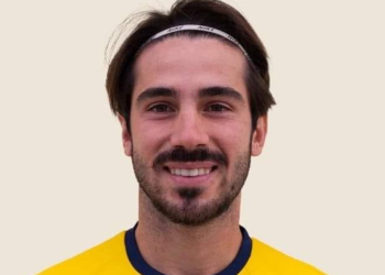 Jogador italiano de 26 anos desmaia em campo e morre no hospital