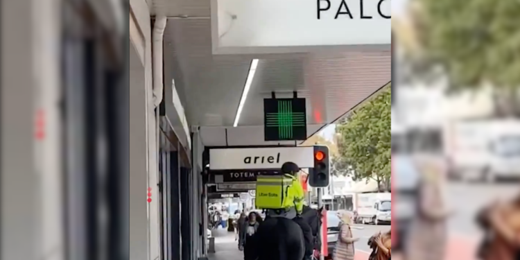 Estafeta da Uber Eats apanhado a fazer entregas a cavalo