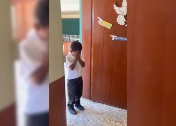 Professora e colegas surpreendem menino de 8 anos que nunca tinha festejado o seu aniversário