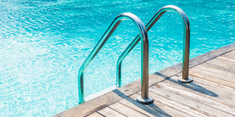 Criança de sete anos fica em estado vegetativo em passeio à piscina com a escola