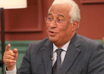 António Costa estaciona em lugar proibido e polícia bloqueia-lhe o carro