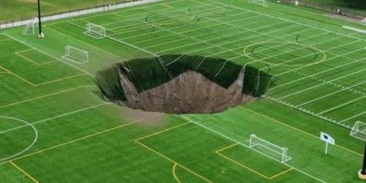 Vídeo: Buraco gigante aparece em campo de futebol, nos EUA