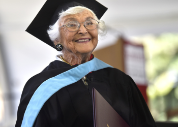 Idosa termina o mestrado aos 105 anos