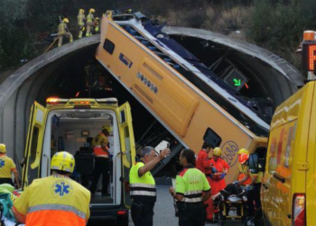 Vídeo: Autocarro capotou e bloqueou túnel em Barcelona