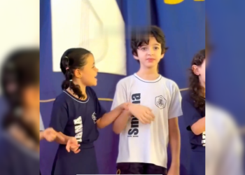 Vídeo: Criança ajuda colega autista em apresentação da escola