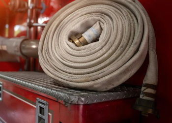 Bombeiros salvam cinco moradores de prédio em chamas e caem em exaustão