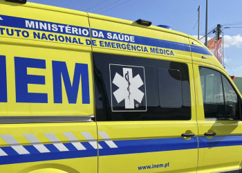 Menino morre atingido por retrovisor quando caminhava em berma de estrada em Alcochete