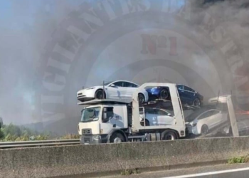 Incêndio em camião corta trânsito na A21 em Mafra