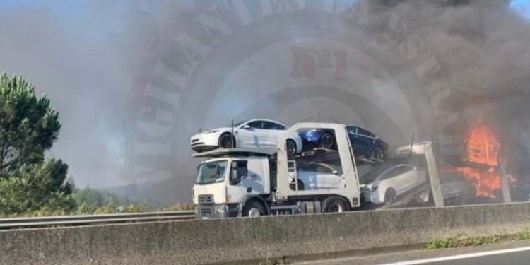 Incêndio em camião corta trânsito na A21 em Mafra
