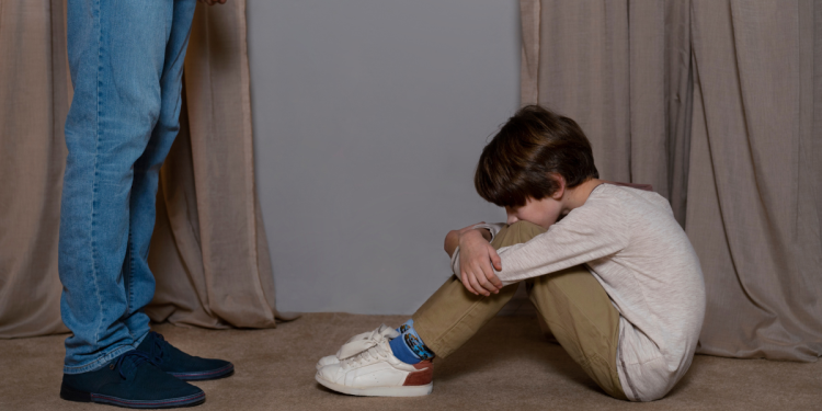 Pai obrigava criança de sete anos a ingerir bebidas alcoólicas para “ser um homem”