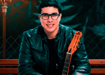 Cantor morre com descarga elétrica após ser abraçado por fã