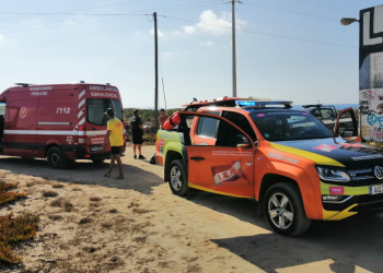 Criança socorrida após sentir dor na perna durante banho na praia no concelho de Peniche