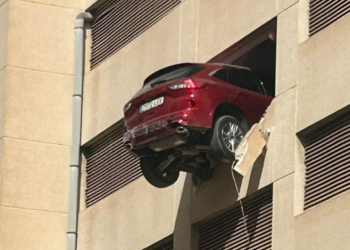 Vídeo: Mulher faz marcha-atrás em estacionamento e fica com carro suspenso