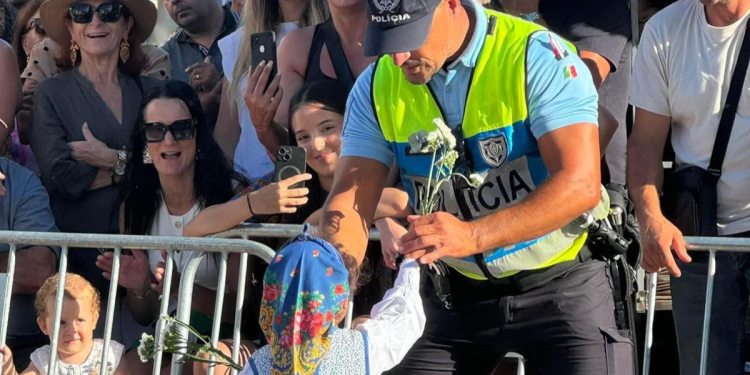 Menina oferece flores a agente da PSP durante Romaria D’Agonia em Viana do Castelo e torna-se viral