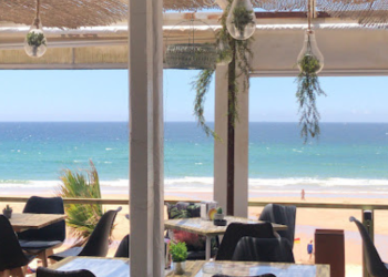 Incêndio deflagra em bar de praia na Costa da Caparica