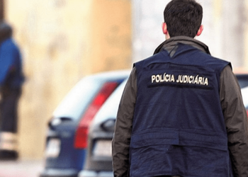 Jovem pede ajuda antes de cair de prédio em Odivelas