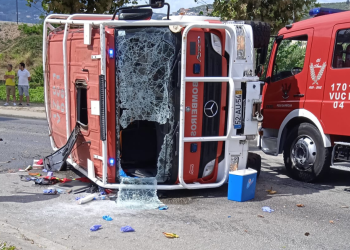 Acidente com um veículo de combate a incêndios resulta em cinco bombeiros feridos